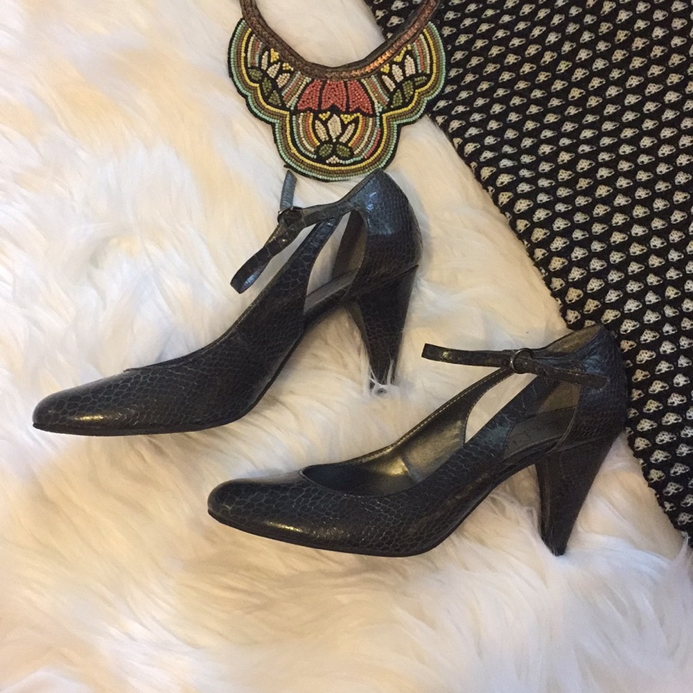 Sam and Libby black heels